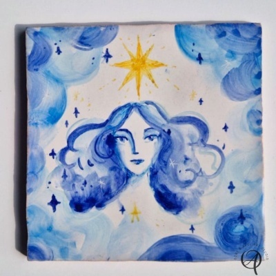 Quadro pintura rosto de mulher com cabelo azul e estrela amarela acima, fundo com nuvens e estrelas azuis.