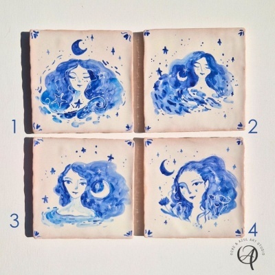 Azulejos de cerâmica quadrados com ilustrações azuis de rostos femininos e elementos celestes