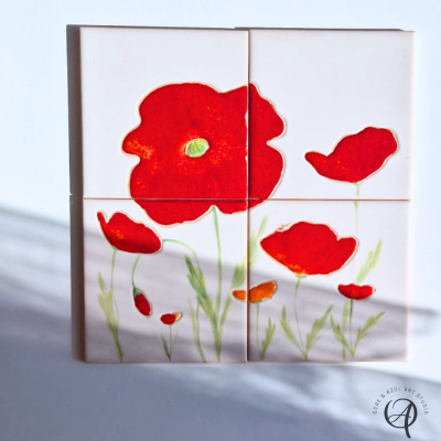 Azulejos cerâmicos com pintura de flores vermelhas