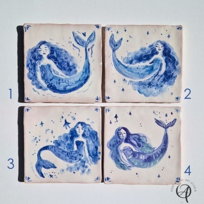 Quatro azulejos brancos com desenhos azuis de sereias e números de 1 a 4.
