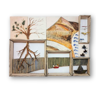Quadro em madeira com objetos em miniatura e desenhos variados