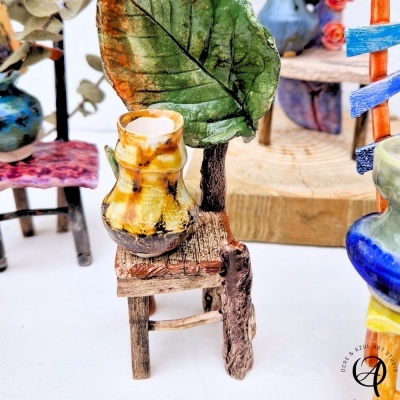 Miniatura de cadeira com vaso cerâmico e encosto em forma de folha