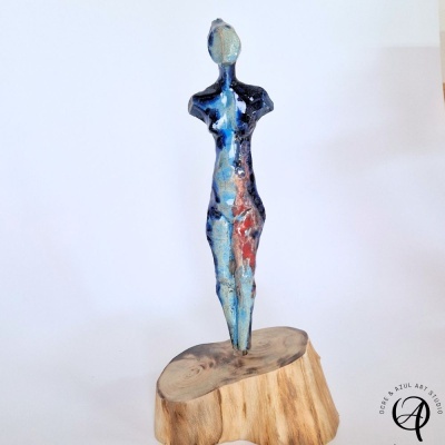 Escultura abstrata em cerâmica colorida com base de madeira