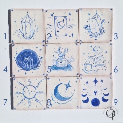 Nove azulejos decorativos com desenhos místicos em azul e branco.