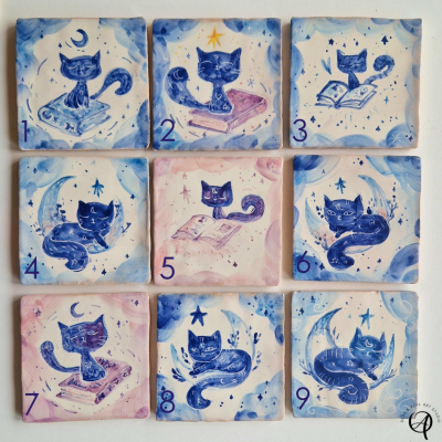 Nove azulejos quadrados com desenhos de gatos azuis e roxos em fundo branco com azul e rosa, numerados de 1 a 9.