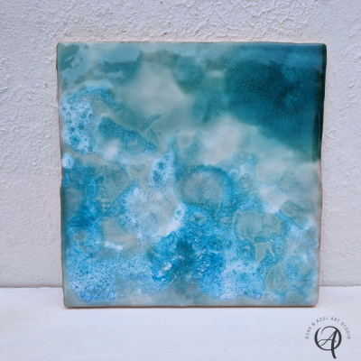 Azulejo quadrado azul e branco com padrão abstrato e acabamento brilhante