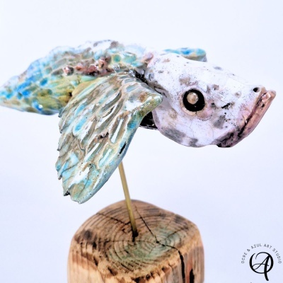 Escultura de peixe em cerâmica colorida com suporte de madeira
