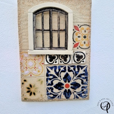 Janela pequena com azulejos coloridos decorativos