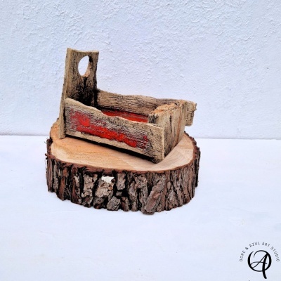 Cesta rústica pequena de madeira envelhecida com pintura vermelha sobre base de tronco de madeira