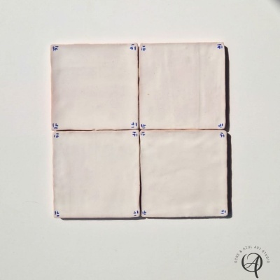 Azulejos quadrados brancos com detalhes azuis nos cantos