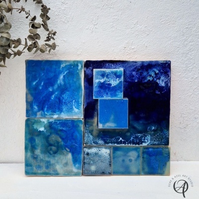 Conjunto de azulejos cerâmicos azuis com padrões variados em fundo branco