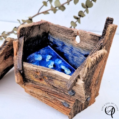Caixa rústica de madeira com interior azul manchado