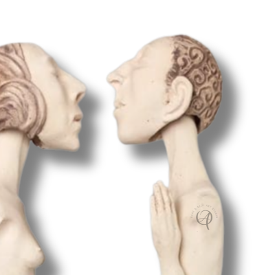 Esculturas cerâmicas de duas figuras humanas com texturas diferentes no cabelo sobre fundo branco