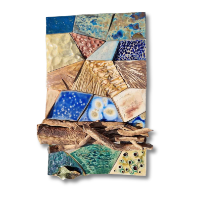 Peça decorativa mural com azulejos coloridos e ramos de madeira