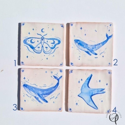 Quatro azulejos de cerâmica com desenhos azuis de animais e números 1 a 4.