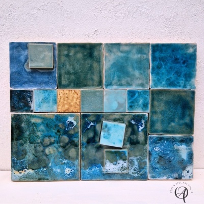 Azulejos cerâmicos quadrados em várias tonalidades e texturas sobre fundo branco