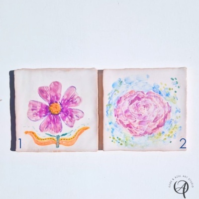 Dois azulejos quadrados pintados com flores coloridas, número 1 e 2