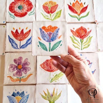 Azulejos de cerâmica com desenhos florais coloridos feitos à mão.