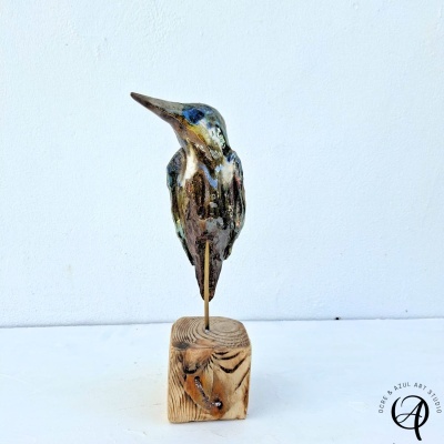 Escultura de pássaro em cerâmica vidrada com base de madeira