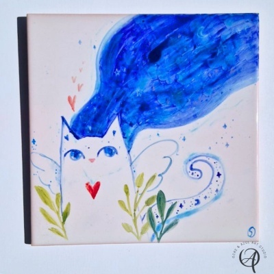 Azulejo com desenho de gato branco com asas e cauda azul com estrelas