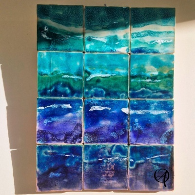Conjunto de 12 azulejos cerâmicos azuis e verdes com padrão de ondas