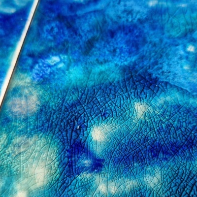 Azulejo cerâmico azul com padrões de rachaduras e acabamento vidrado