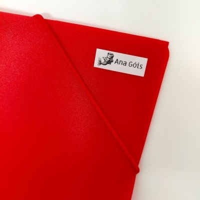 Envelope vermelho com etiqueta Ana Góis e elástico
