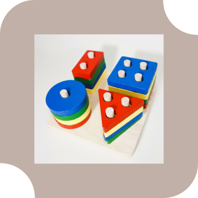 Brinquedo didático de madeira com formas geométricas coloridas empilhadas numa base