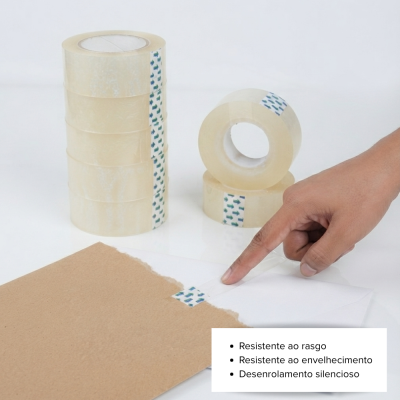 Rolos de fita adesiva transparente com seta verde em fundo branco sendo colada num envelope