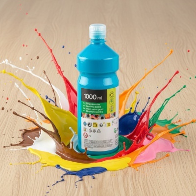Frasco azul de plástico com tinta colorida ao redor em superfície de madeira clara