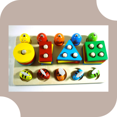 Brinquedo educativo de madeira com formas geométricas e abelhas coloridas