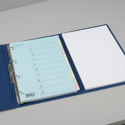Organizador de escritório azul aberto com separadores coloridos e folhas numeradas
