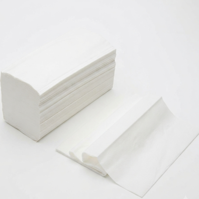 Pacote de lenços de papel brancos empilhados com três lenços abertos