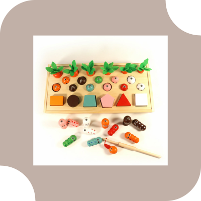 Brinquedo educativo de madeira com peças coloridas e feltro em tabuleiro.