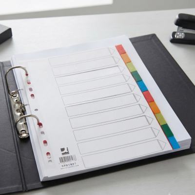 Caderno preto com divisórias coloridas e folhas com etiquetas desenhadas