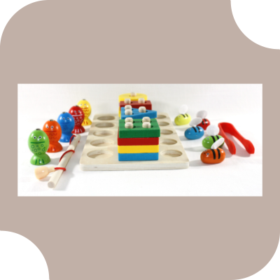 Jogo infantil de madeira em tons vivos com blocos e figuras animal em fundo branco
