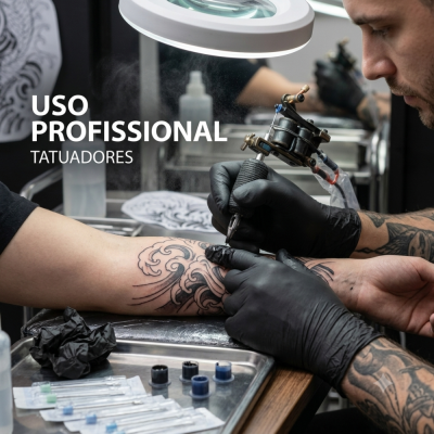 Tatuador a tatuar braço com máquina preta, bandeja com materiais e texto USO PROFISSIONAL TATUADORES