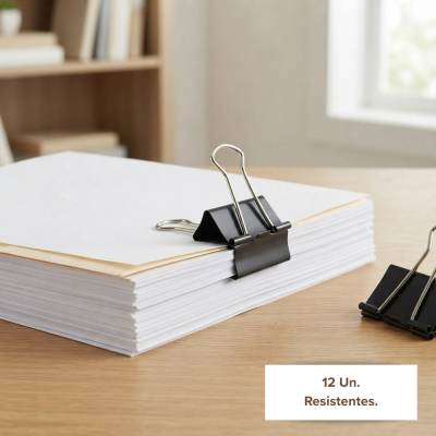 Clipes de papel pretos prendem pilha de folhas branca em mesa de madeira.