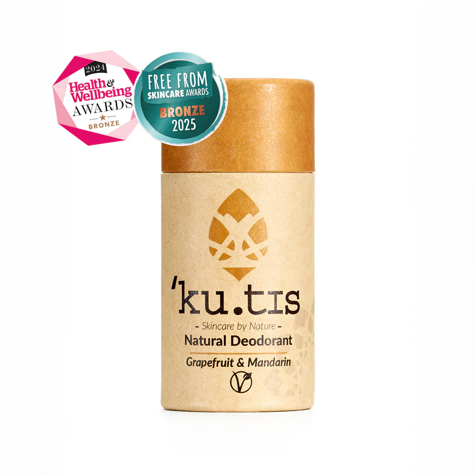 Desodorizante natural 'ku.ts' com embalagem bege e tampa madeira, selos prémios bronze 2024 e 2025