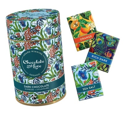 Embalagem cilíndrica decorada de chocolate com três tabletes coloridos rotulados