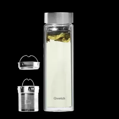 Garrafa de vidro com tampa prateada e infusor, com folhas verdes dentro