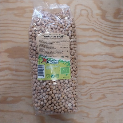 Pacote transparente de grão-de-bico seco com etiqueta amarela em superfície de madeira