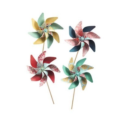 Quatro cataventos coloridos em papel com hastes de madeira