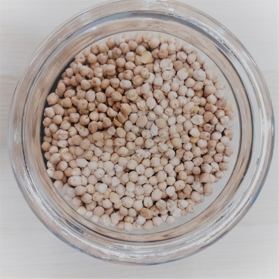 Vaso de vidro com grão-de-bico seco bege