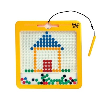 Quadro magnético mosaico com moldura amarela e azulejos coloridos formando uma casa simples.