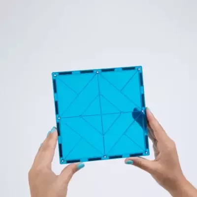 Tabuleiro quadrado azul em plástico com padrões geométricos segurado por duas mãos