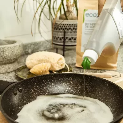 Óleo a ser vertido numa frigideira antiaderente sobre bancada de cozinha