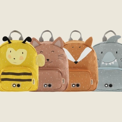 Quatro mochilas infantis coloridas com design de animais