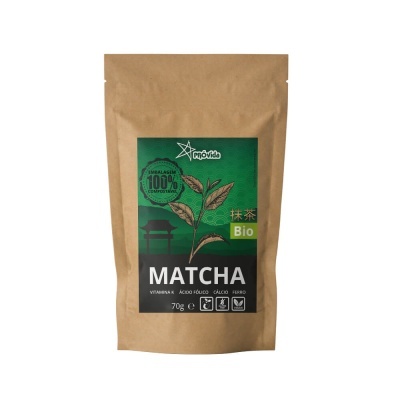 Pacote de Matcha Bio com rótulo verde e preto em embalagem de papel kraft