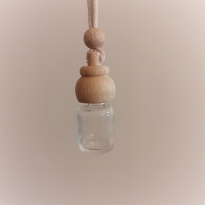 Pendente com conta e suporte de madeira e pequeno frasco de vidro pendurado